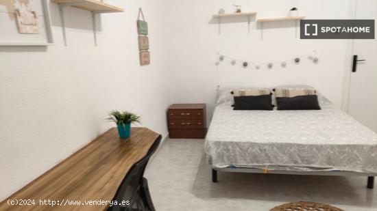 Se alquilan habitaciones en apartamento de 5 dormitorios en Ronda - GRANADA