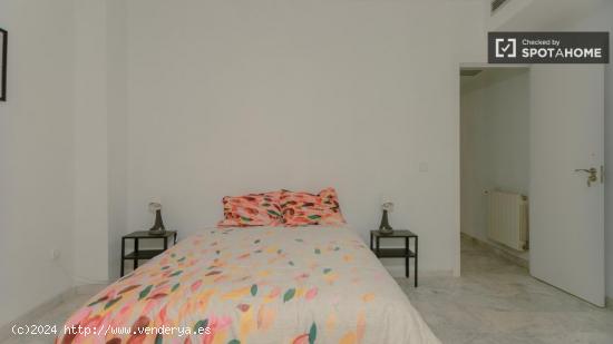 Se alquilan habitaciones en un apartamento de 4 dormitorios en Ciutat Vella - VALENCIA