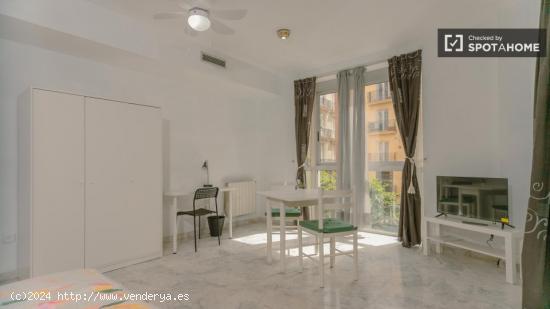 Se alquilan habitaciones en un apartamento de 4 dormitorios en Ciutat Vella - VALENCIA