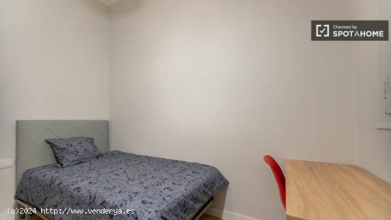 Se alquilan habitaciones en piso de 5 habitaciones en L'Eixample - VALENCIA