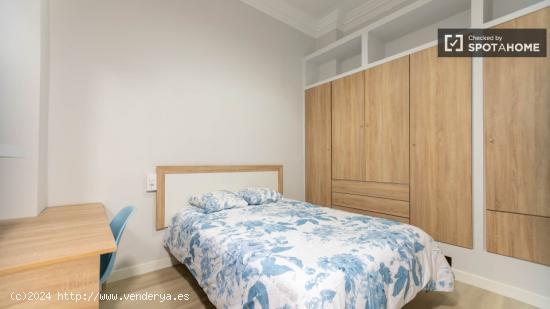 Se alquilan habitaciones en piso de 5 habitaciones en L'Eixample - VALENCIA