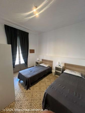  Se alquilan habitaciones en un apartamento de 5 dormitorios en L'Eixample - BARCELONA 