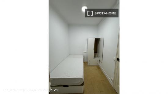 Se alquila habitación en piso de 3 habitaciones en Barcelona - BARCELONA