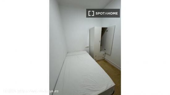 Se alquila habitación en piso de 3 habitaciones en Barcelona - BARCELONA