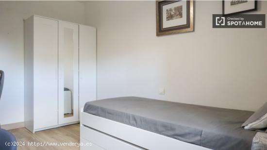 Se alquilan habitaciones en apartamento de 4 dormitorios en Carabanchel - MADRID