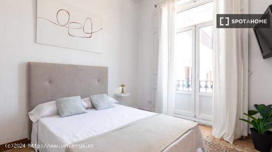 Se alquilan habitaciones en piso de 8 habitaciones en L'Eixample - VALENCIA
