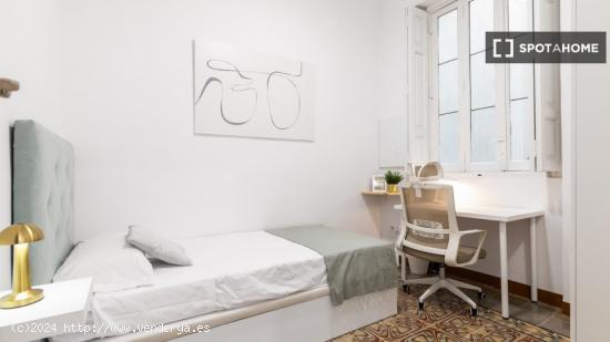 Se alquilan habitaciones en piso de 8 habitaciones en L'Eixample - VALENCIA
