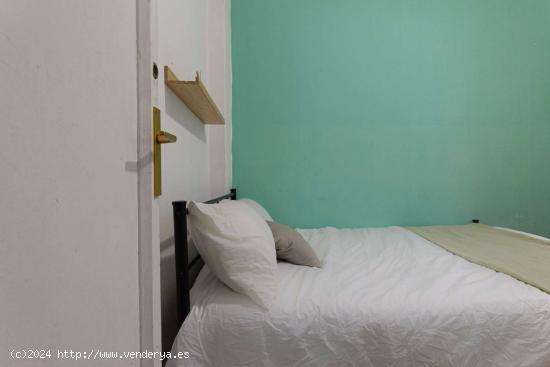  Se alquilan habitaciones en piso de 4 habitaciones en Sant Andreu - BARCELONA 