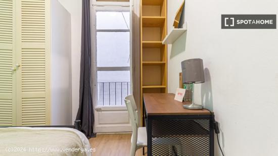 Se alquilan habitaciones en piso de 4 habitaciones en Sant Andreu - BARCELONA