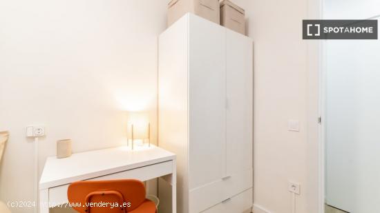 Se alquilan habitaciones en piso de 4 habitaciones en Sant Andreu - BARCELONA