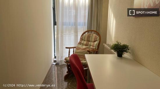 ¡Se alquilan habitaciones en un piso de 5 habitaciones en Valencia! - VALENCIA