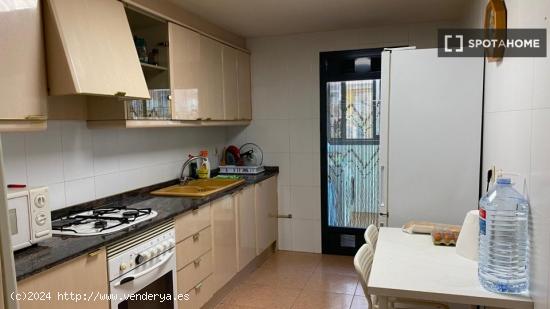 ¡Se alquilan habitaciones en un piso de 5 habitaciones en Valencia! - VALENCIA