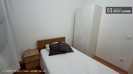 Alquiler de habitaciones en apartamento de 2 habitaciones en Ciutat Vella - BARCELONA