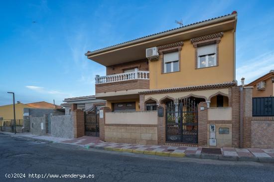 CHALET EN EL CENTRO DE OTURA CON PISCINA. - GRANADA