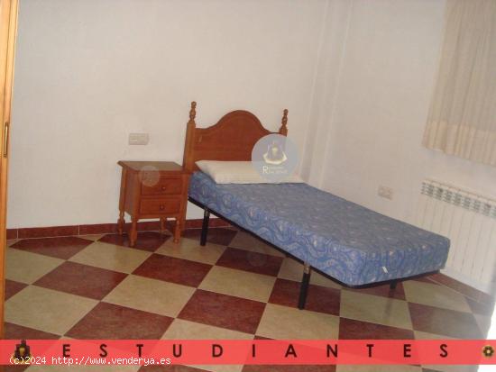  EST / Piso de CUATRO dormitorios en Granada Centro zona Arabial - GRANADA 