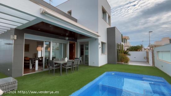 Villa con Piscina y Solarium - Mil Palmeras, Alicante - ALICANTE