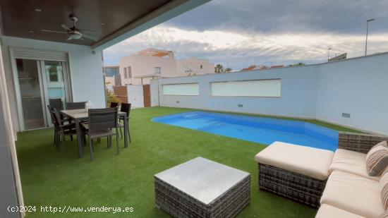 Villa con Piscina y Solarium - Mil Palmeras, Alicante - ALICANTE