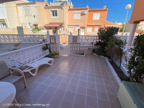 Casa Adosada Renovada con Solarium y Vistas al Mar - ALICANTE