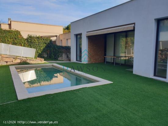 Casa independiente luminosa nueva a estrenar de una sola planta situada en Canyelles - BARCELONA