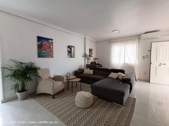 Villa con apartamento de invitados y piscina propia en Playa Flamenca - ALICANTE