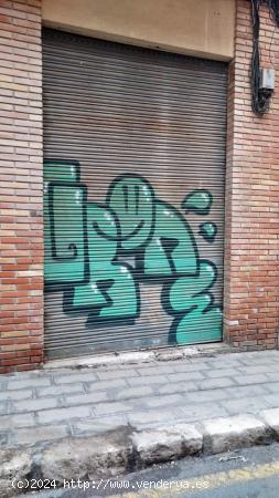 SE VENDE LOCAL COMERCIAL, IDEAL COMO ALMACEN, TIENE NAYA DE 30M Y TECHOS ALTOS, PRECIO ALGO NEGOCIAB