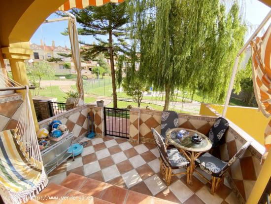 CHALET ADOSADO CON GARAJE Y PISCINA COMUNITARIA EN EL PORTIL (HUELVA) - HUELVA