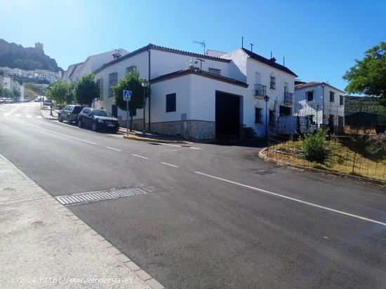 SE VENDE CASA CON GARAJE EN ZAHARA - CADIZ