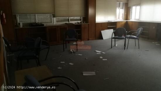 OCASION! SE ALQUILA GRAN ENTREPLANTA CON DIVERSOS DESPACHOS Y OFICINAS, EN EL CORAZON DE ALBACETE - 