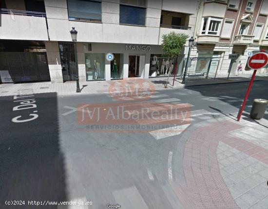 SE VENDE PLAZA DE GARAJE DOBLE, PARA 2 COCHES GRANDES Y MOTOS EN EL CENTRO COMERCIAL CALLE ANCHA - A