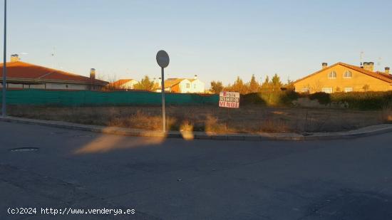 Urbis te ofrece una estupenda parcela en venta en Urb. Las Acacias, Villamayor. - SALAMANCA