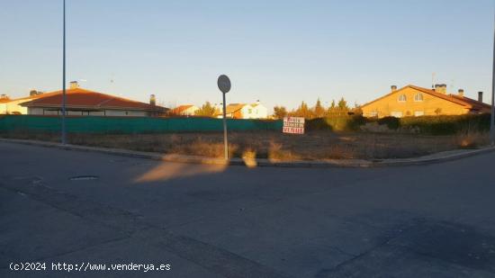 Urbis te ofrece una estupenda parcela en venta en Urb. Las Acacias, Villamayor. - SALAMANCA