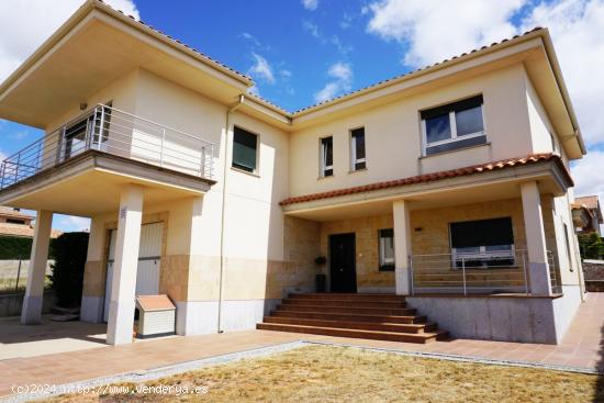 Urbis te ofrece un maravilloso chalet en venta en Urbanización El Soto, Aldeatejada, Salamanca. - S