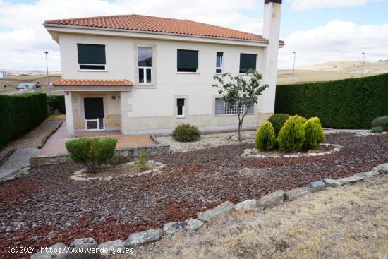 Urbis te ofrece un maravilloso chalet en venta en Urbanización El Soto, Aldeatejada, Salamanca. - S