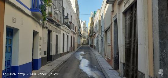 ADOSADO EN VENTA EN EL CASCO ANTIGUO - BADAJOZ