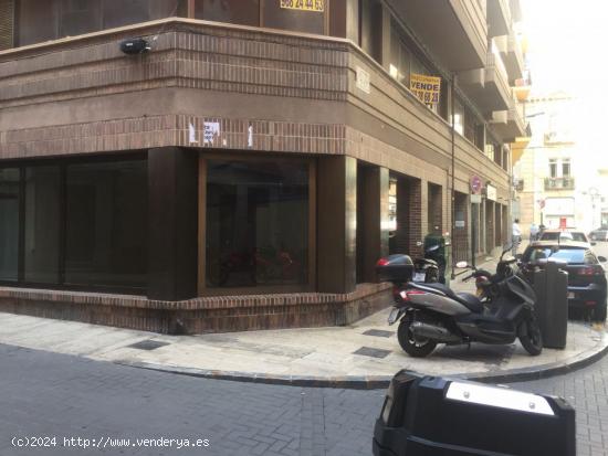 Gran local comercial de unos 260 m2, junto a Traperia, en la Calle Villaleal. - MURCIA