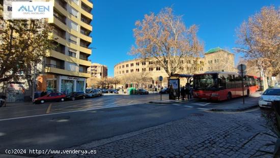 LOCAL COMERCIAL JUNTO A PLAZA DE TOROS DE GRANADA - GRANADA