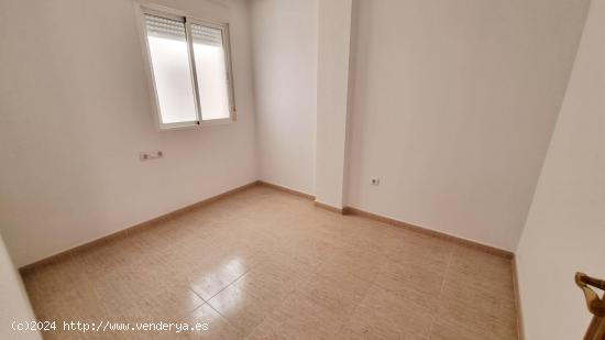 APARTAMENTO DE 2 DORMITORIOS A 10 MINUTOS A PIE DEL MAR - ZONA TORREVIEJA CENTRO - - ALICANTE