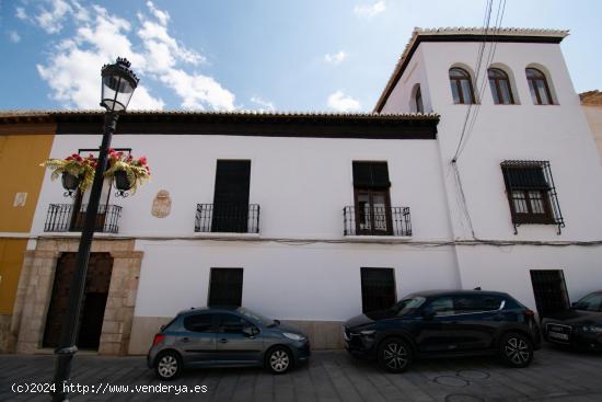 Casa de grandes dimensiones ubicada en la calle Duende, cerca de la Plaza del Conde Luque. - GRANADA