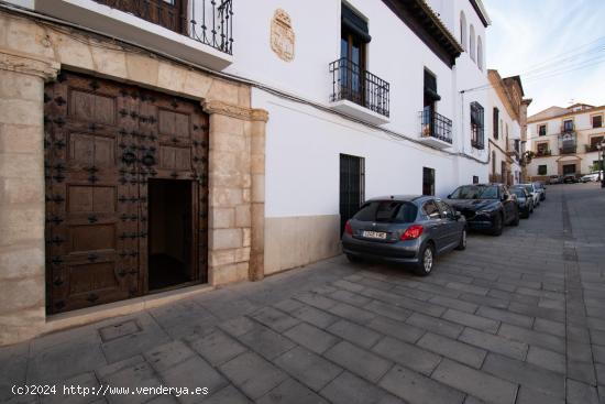 Casa de grandes dimensiones ubicada en la calle Duende, cerca de la Plaza del Conde Luque. - GRANADA