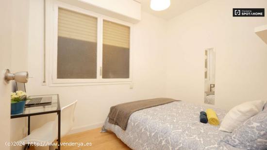  Habitación con cama doble en alquiler en un apartamento de 5 dormitorios en Poblenou - BARCELONA 