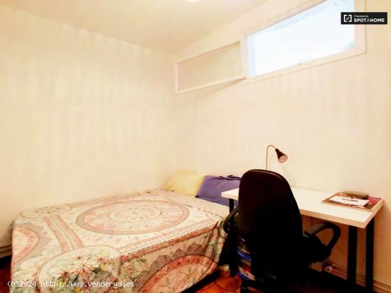  Habitación amueblada en apartamento de 6 dormitorios en Lavapiés - MADRID 