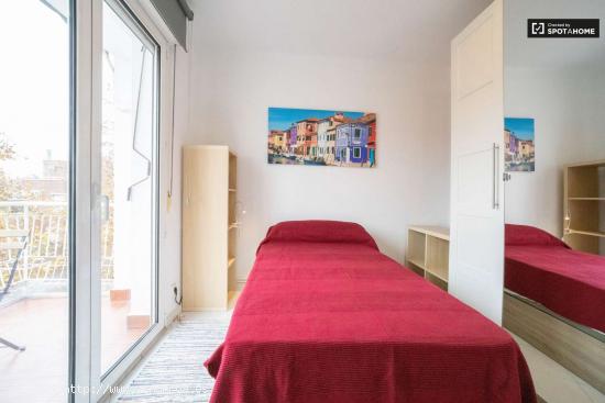  Acogedora habitación en alquiler en apartamento de 5 dormitorios en Ciudad Lineal - MADRID 