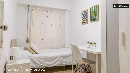  Se alquila habitación en apartamento de 4 dormitorios en L'Amistat - VALENCIA 