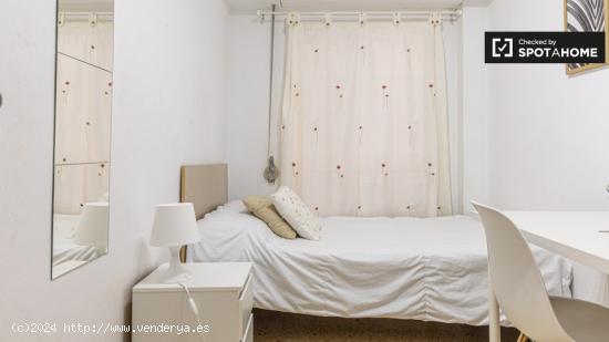 Se alquila habitación en apartamento de 4 dormitorios en L'Amistat - VALENCIA