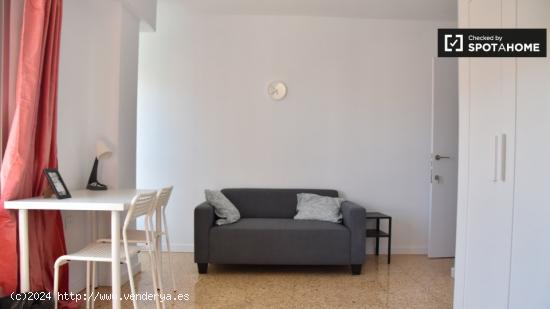 Se alquila habitación en piso de 8 dormitorios en L'Amistat, Valencia - VALENCIA