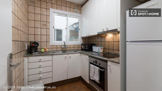 Se alquila habitación en piso de 5 habitaciones en Barcelona - BARCELONA