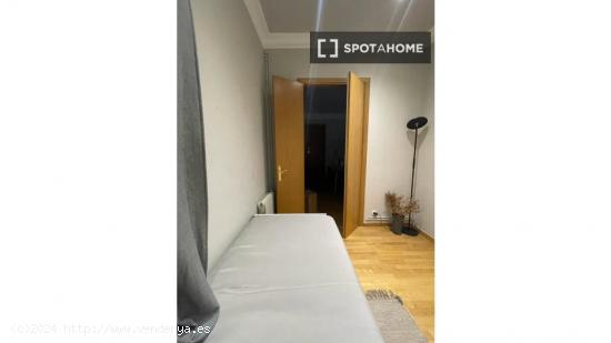 Se alquila habitación en piso de 2 dormitorios en Eixample - BARCELONA