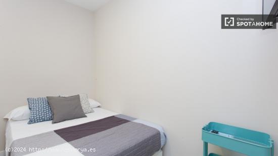 Encuentre una habitación con calefacción en un apartamento de 7 dormitorios, Malasaña - MADRID