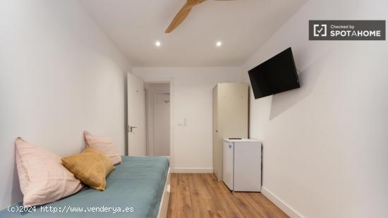 Se alquila habitación en piso de 5 dormitorios en Valencia - VALENCIA