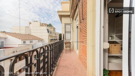 Se alquila habitación en piso de 8 habitaciones en el Ensanche - VALENCIA